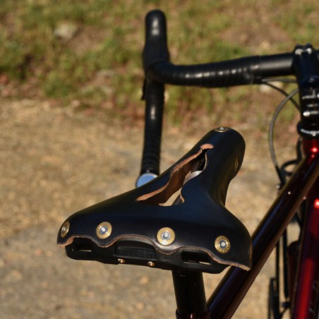 Leather saddle Aravis open black
