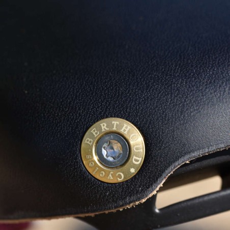 Leather saddle Aravis open black