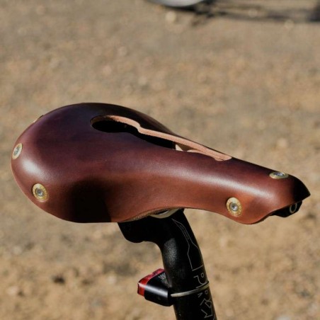 Selle vélo cuir ouvert dame randonnée nerf pudendal Berthoud